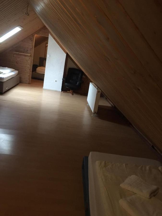 Zimmer Im Dachgeschoss Kaiserslautern Exterior photo