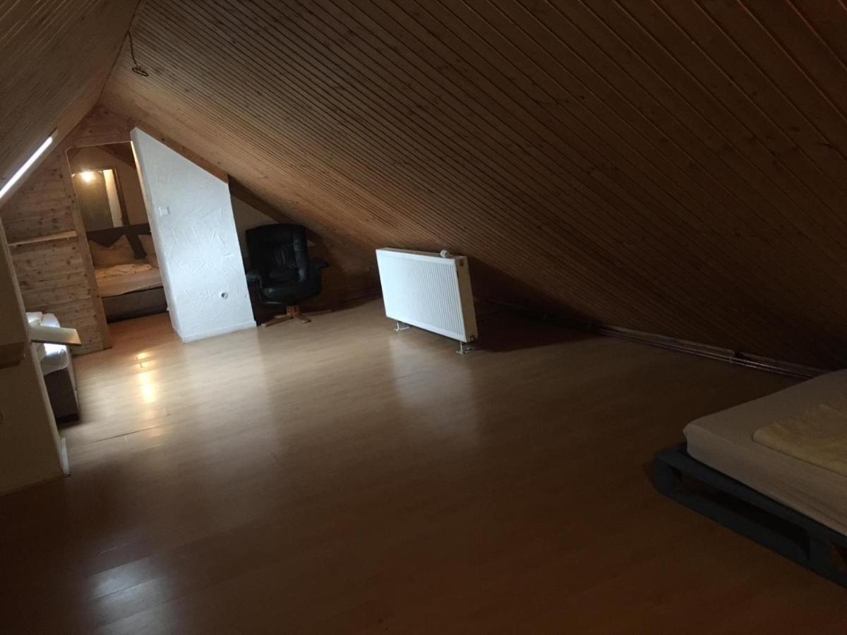 Zimmer Im Dachgeschoss Kaiserslautern Exterior photo
